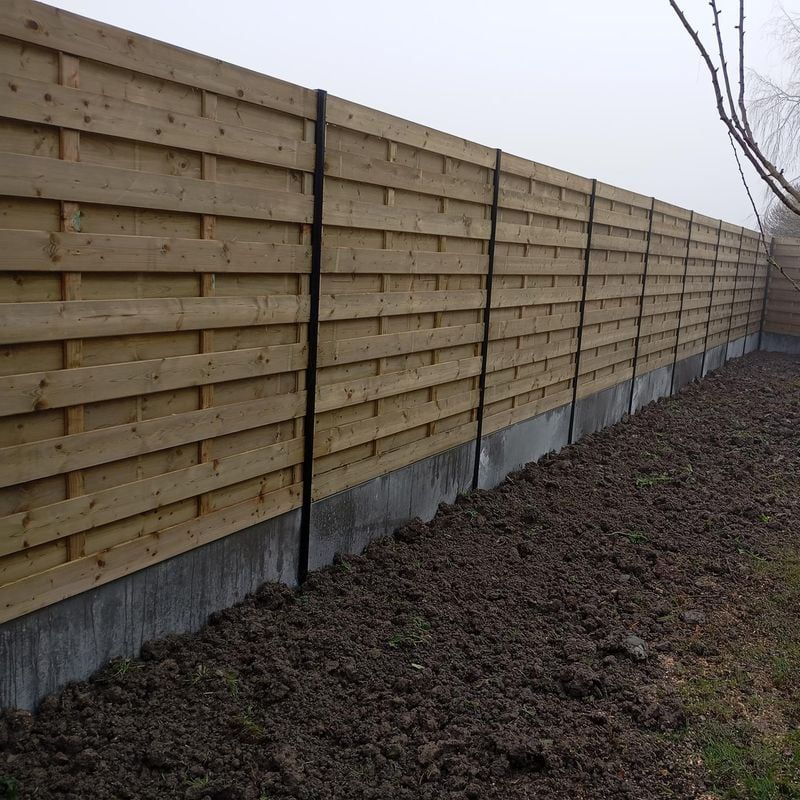 Clôture en bois et base en béton