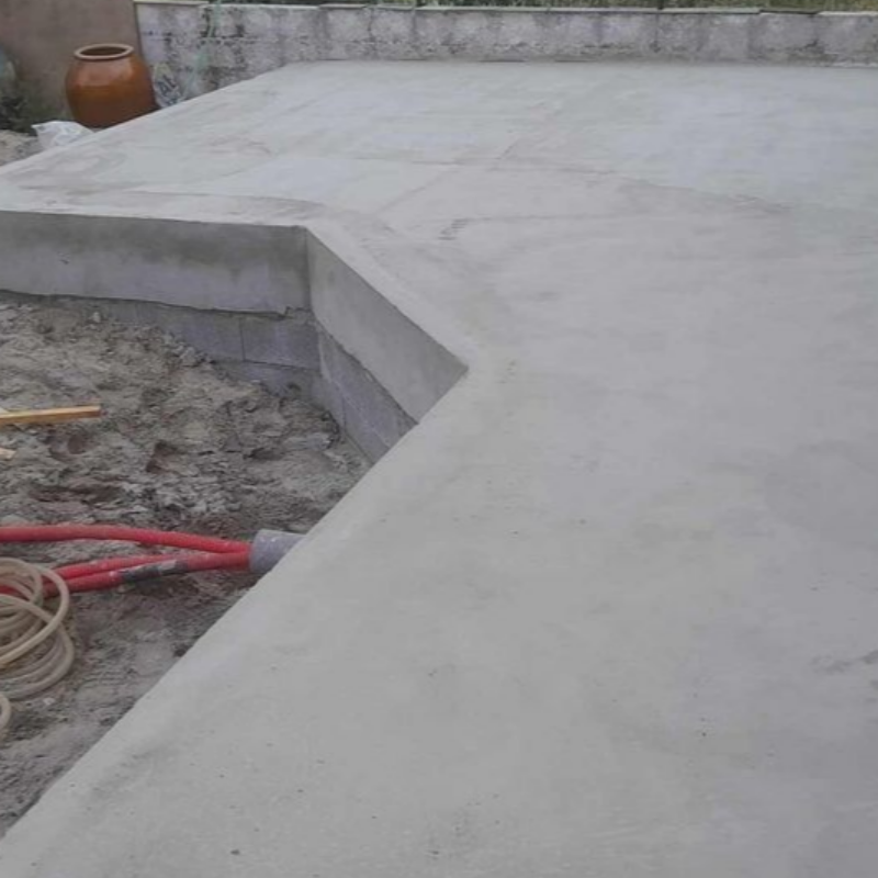 Clôture en bois et base en béton