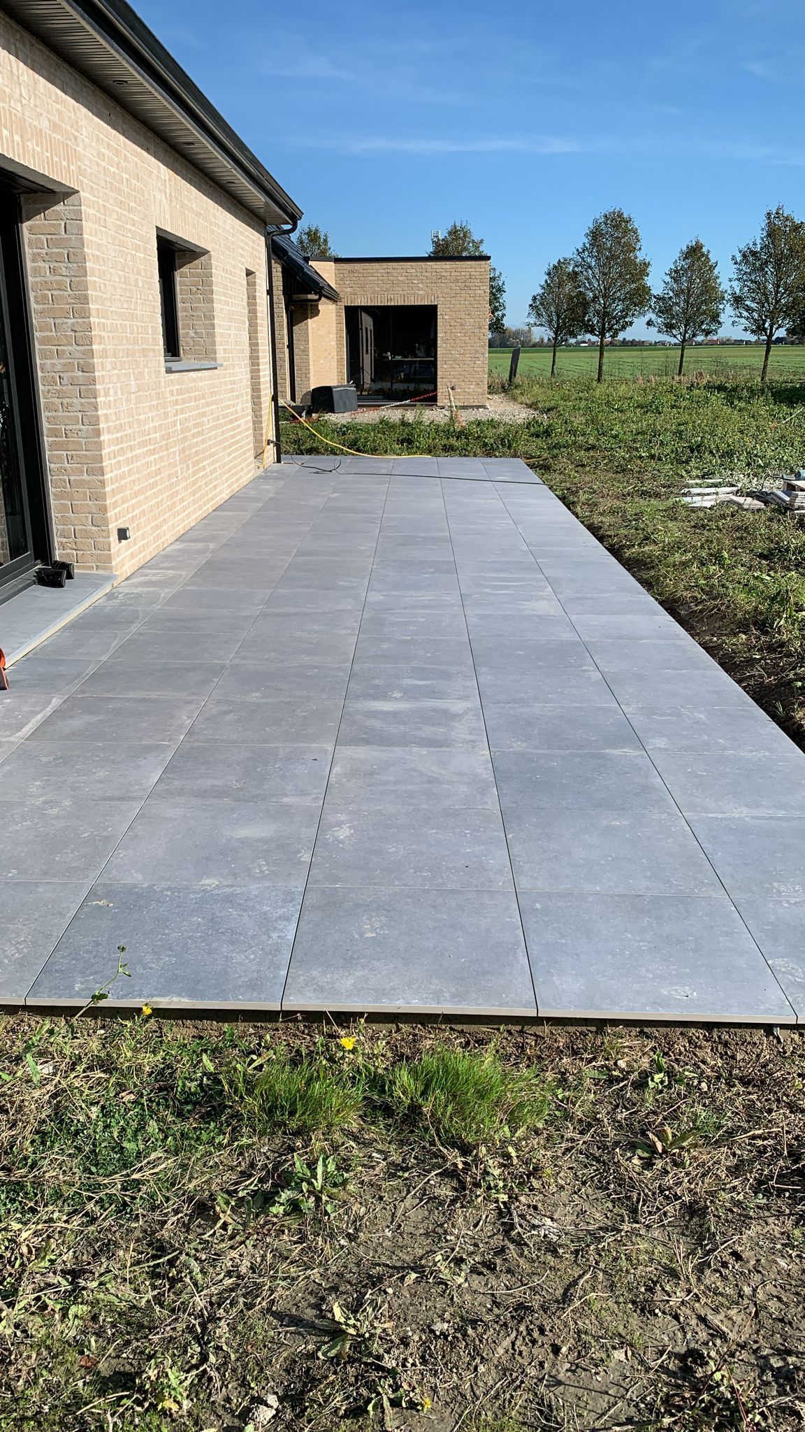 Terrasse en béton avec dalles