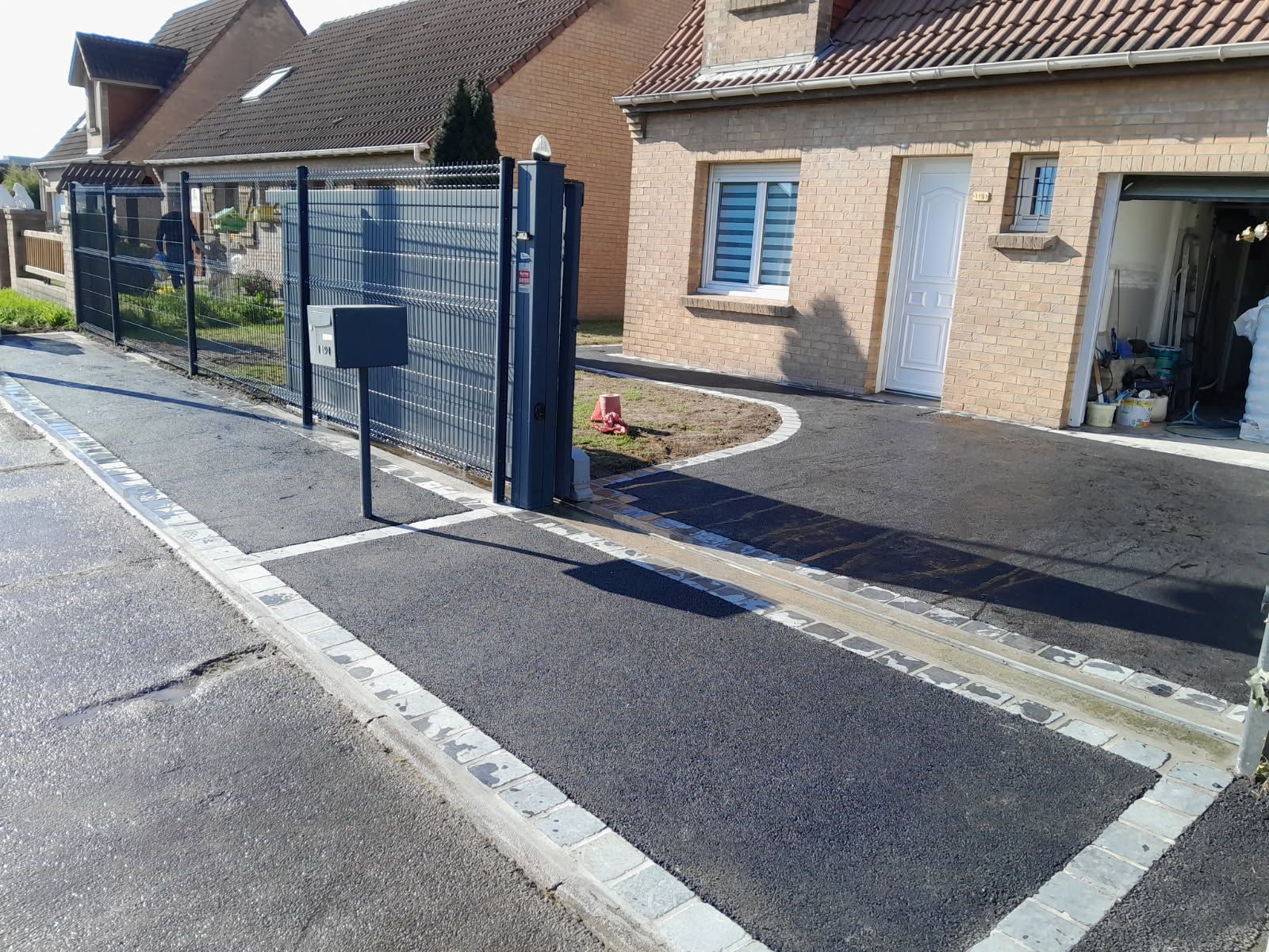 Nouveau trottoir avec bordures claires