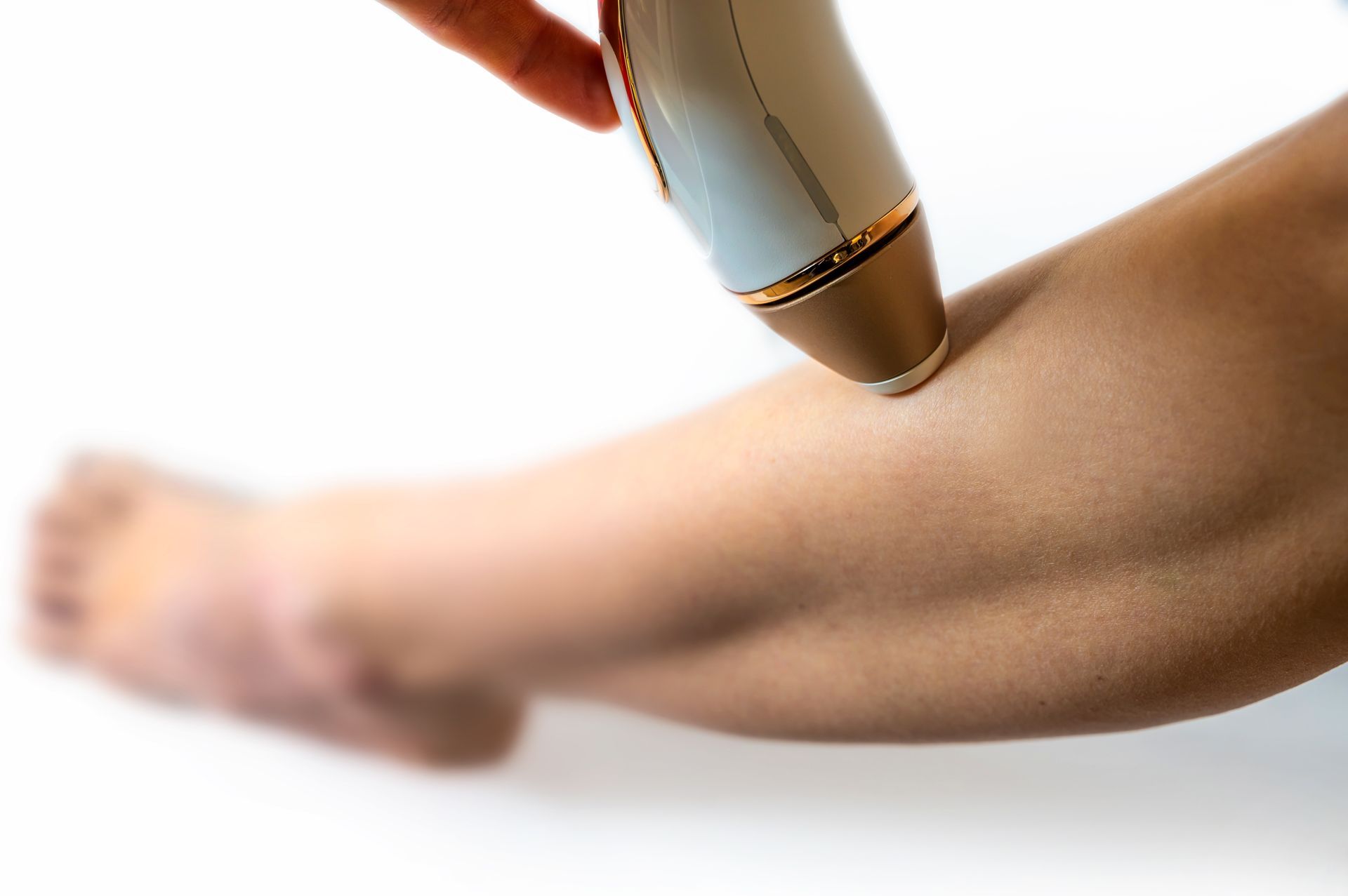 Hände massieren die Schulter und den Rücken einer Person, die mit dem Gesicht nach unten auf einer Massageliege liegt.