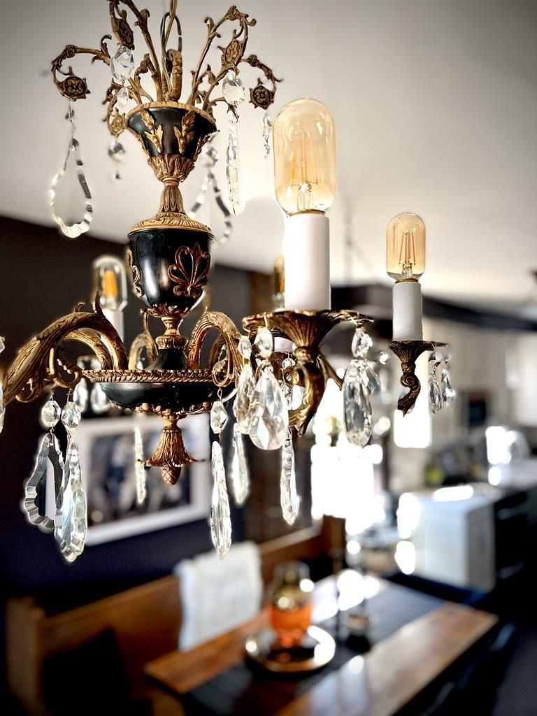 A dining room with a chandelier hanging from the ceiling