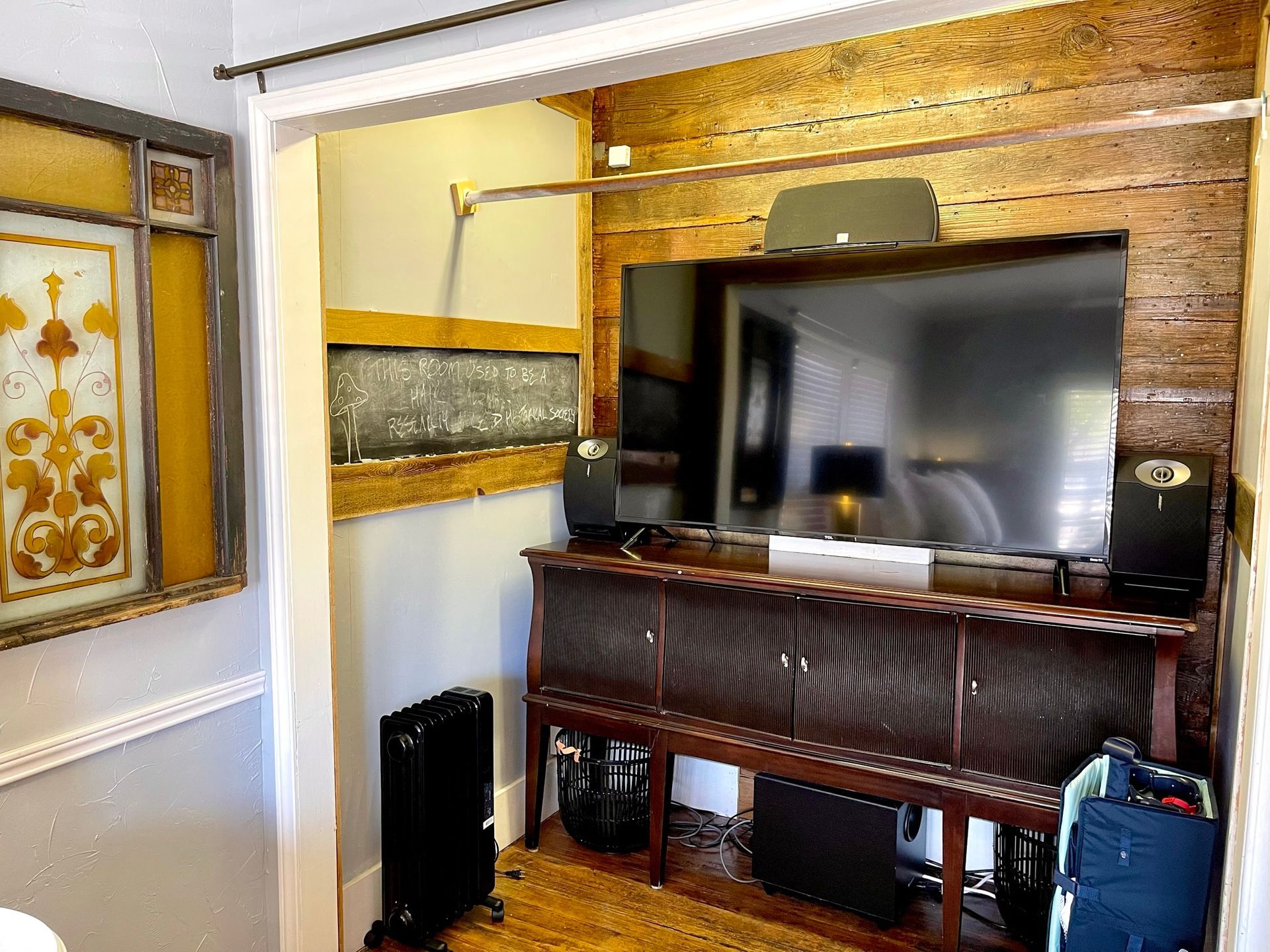 A living room with a flat screen tv on the wall