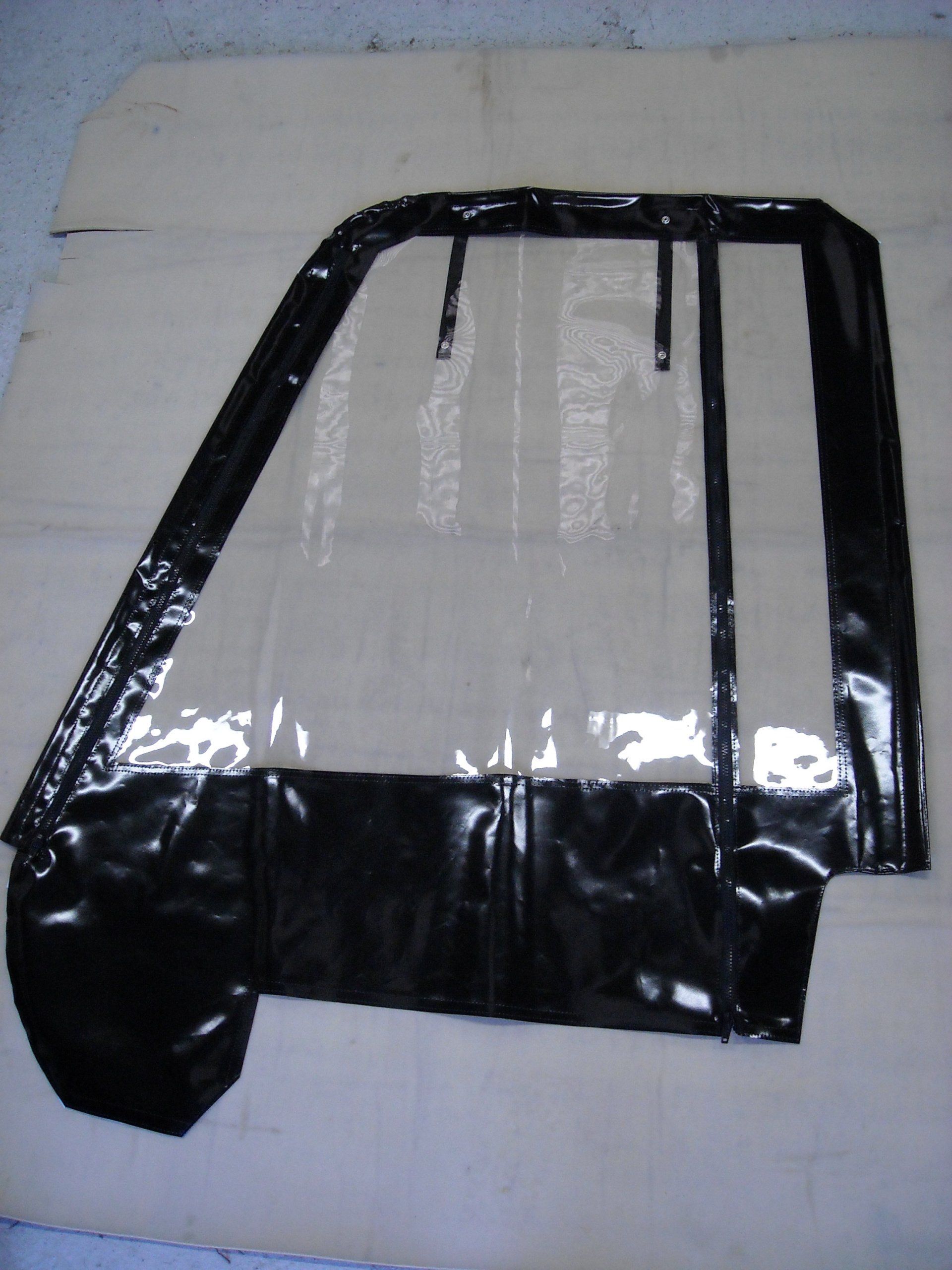 Porte en vinyle noir et transparent pour véhicule, avec une fenêtre transparente.