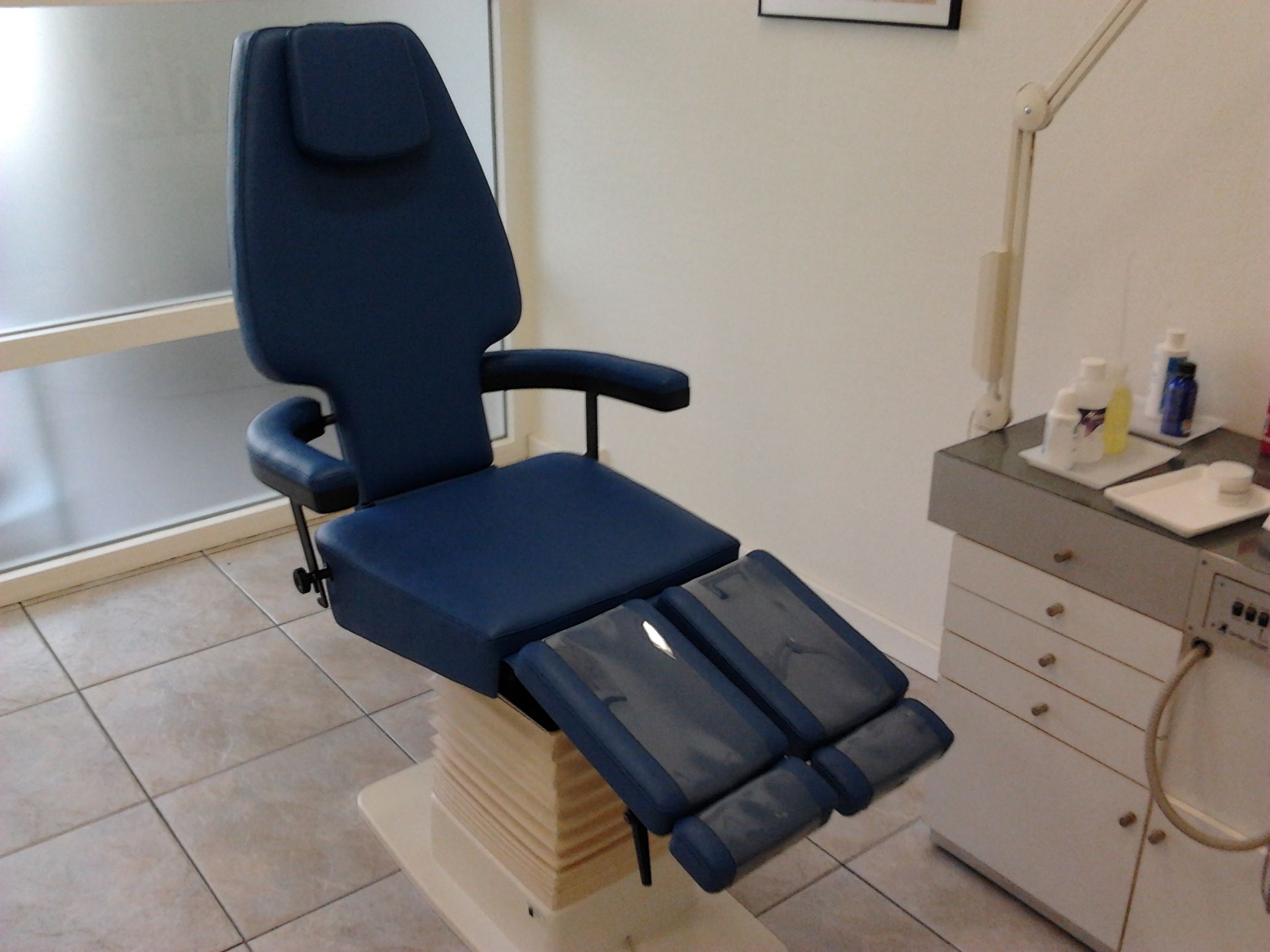 Chaise d'examen médical bleue dans un cabinet médical.