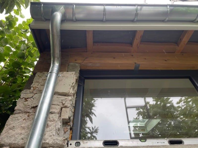 Un simple dessin au trait en noir et blanc d'un assemblage de tuyau de plomberie en forme .