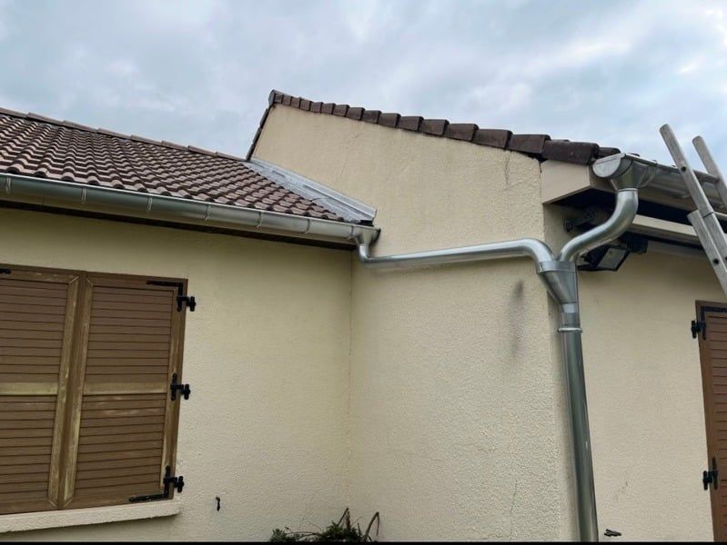 Un simple dessin au trait en noir et blanc d'un assemblage de tuyau de plomberie en forme .