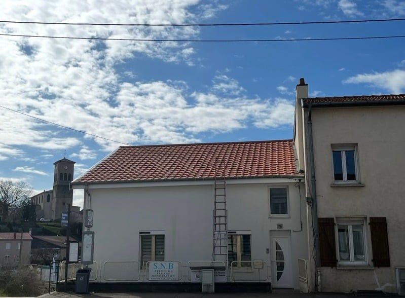 Un simple dessin au trait en noir et blanc d'un assemblage de tuyau de plomberie en forme .