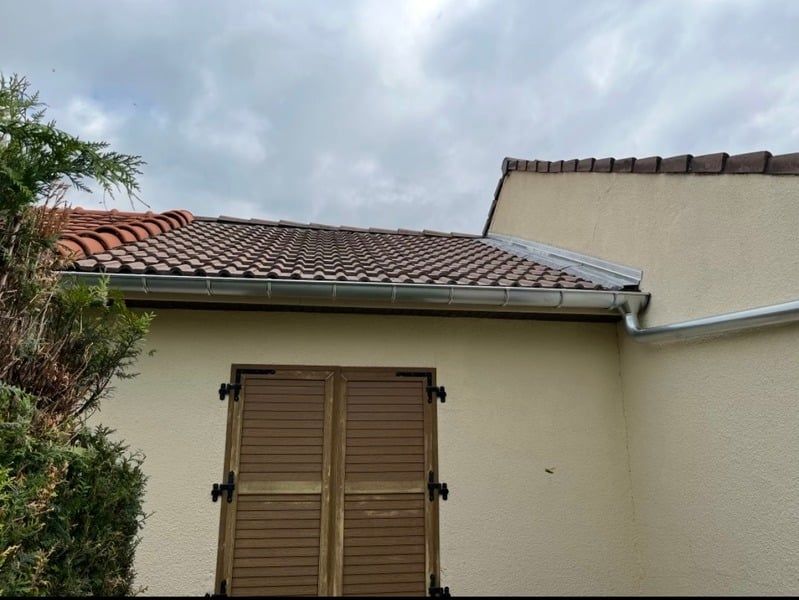 Un simple dessin au trait en noir et blanc d'un assemblage de tuyau de plomberie en forme .