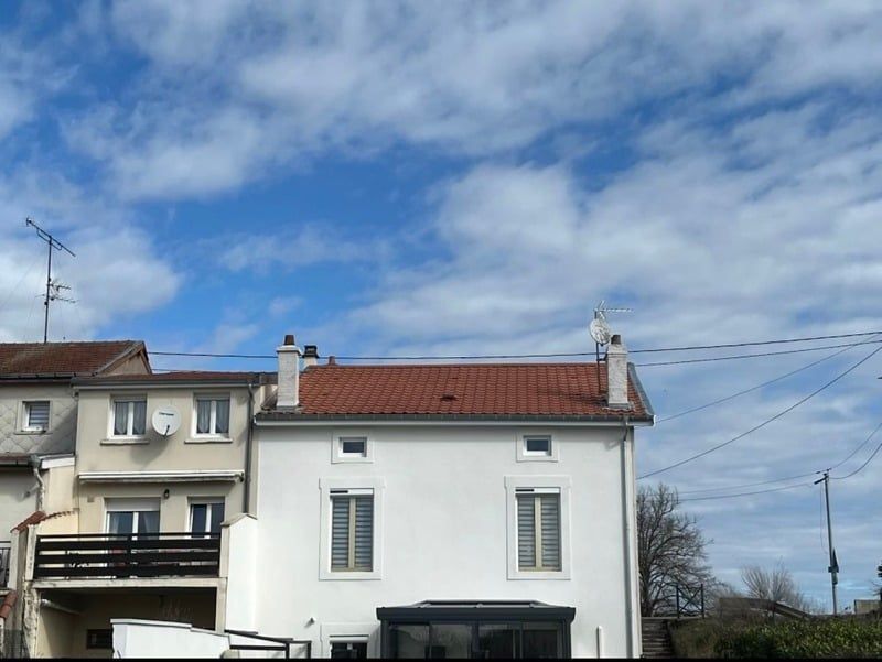 Un simple dessin au trait en noir et blanc d'un assemblage de tuyau de plomberie en forme .