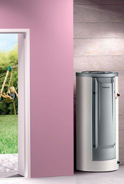 Chauffe-eau thermodynamique contre mur rose