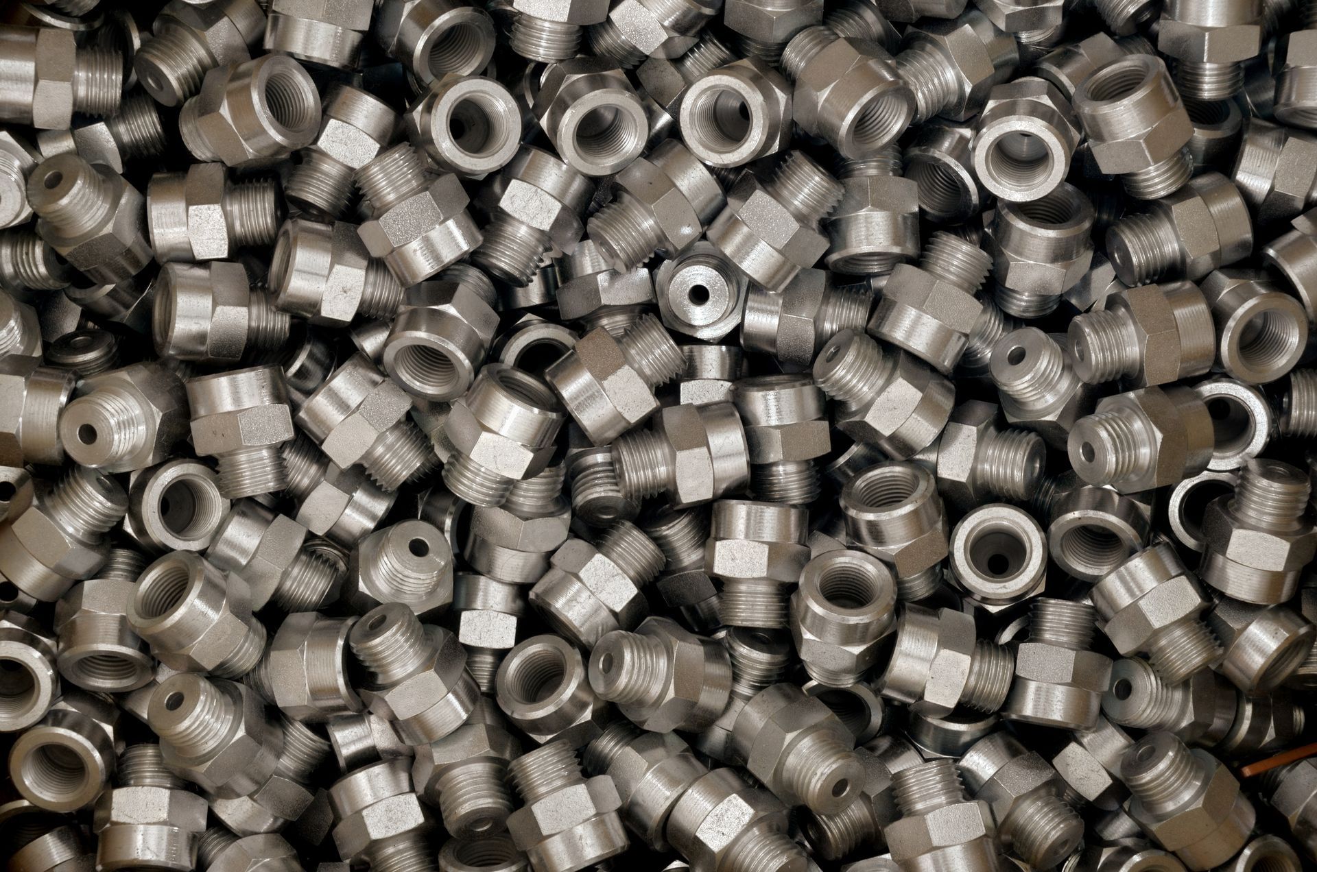 Ein Stapel Metallmuttern und Unterlegscheiben