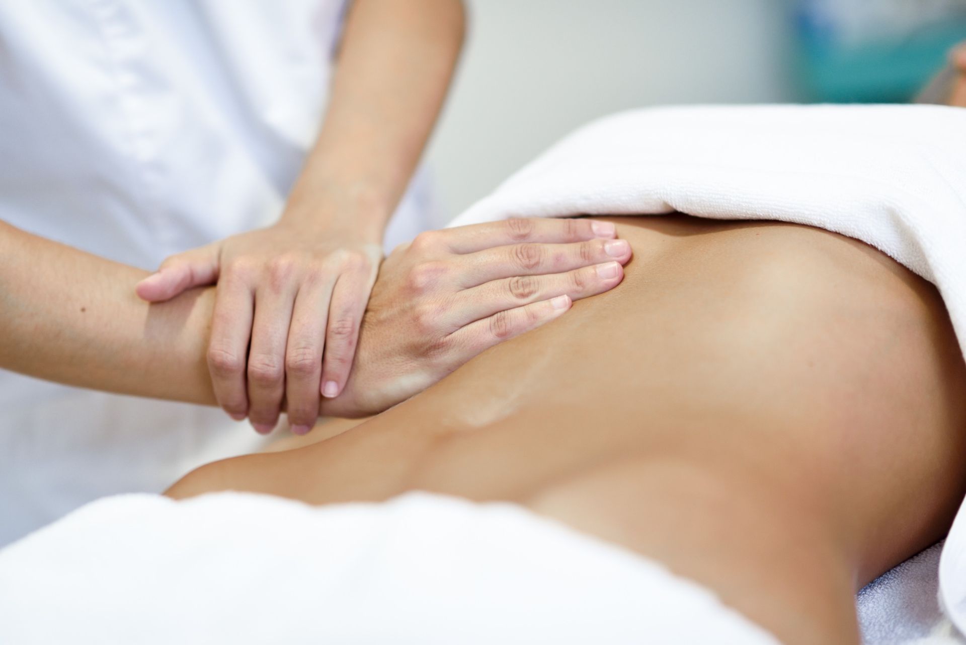 Una mujer está recibiendo un masaje en un spa.