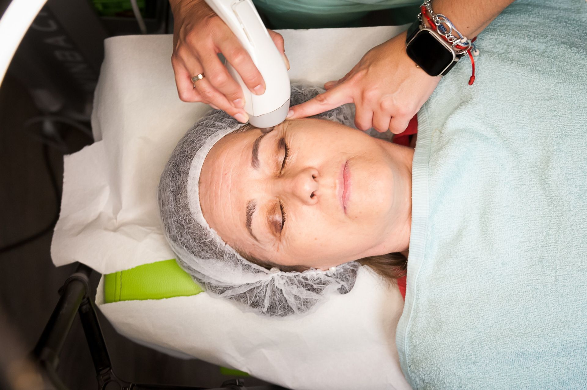 Una mujer está recibiendo un tratamiento facial en un salón de belleza.