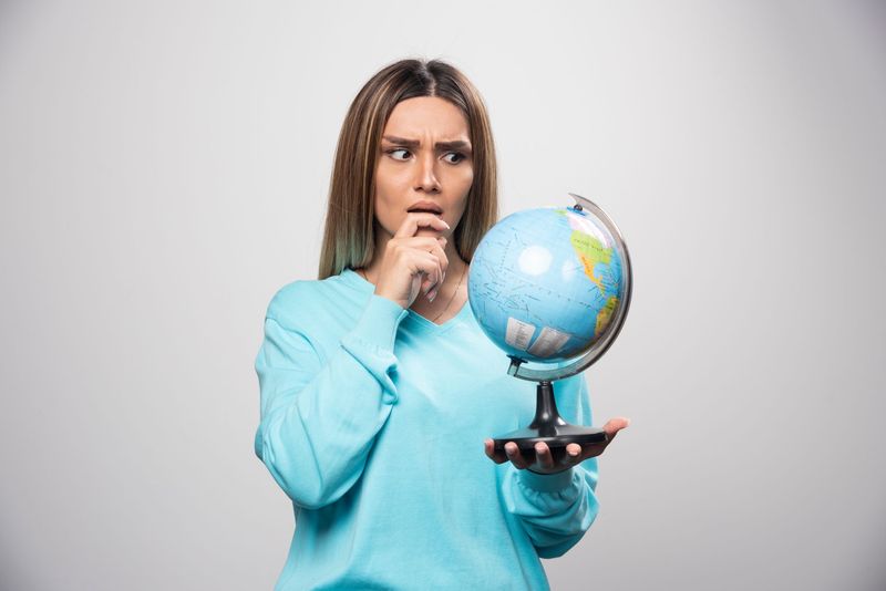Femme inquiète tenant un globe