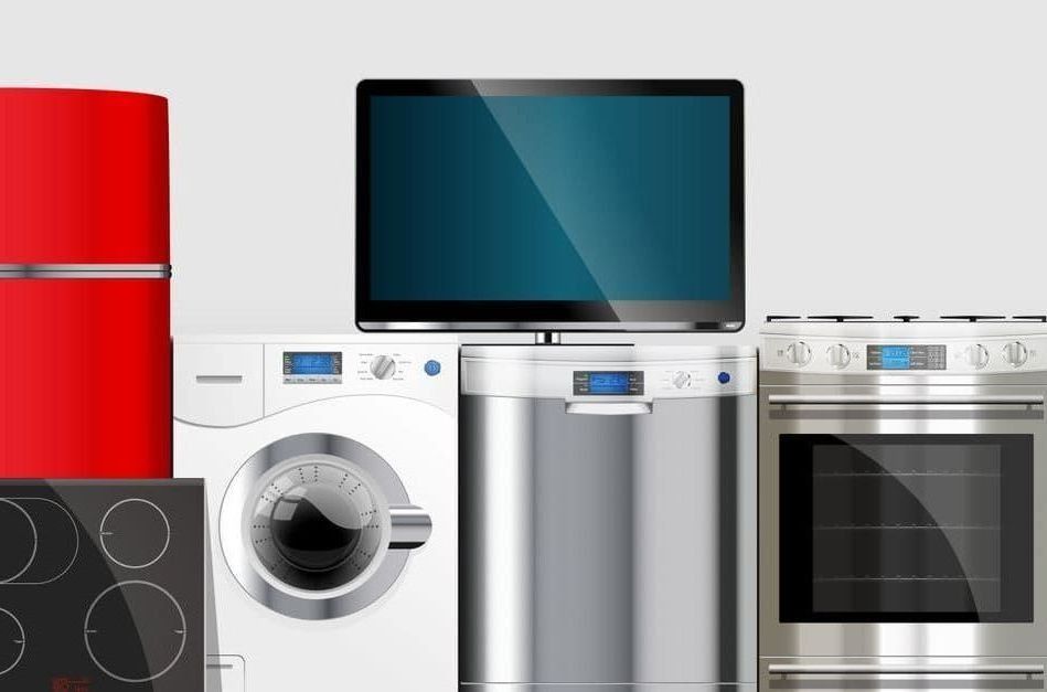 Un grupo de electrodomésticos que incluye un frigorífico, una lavadora, un lavavajillas, un televisor y un horno.