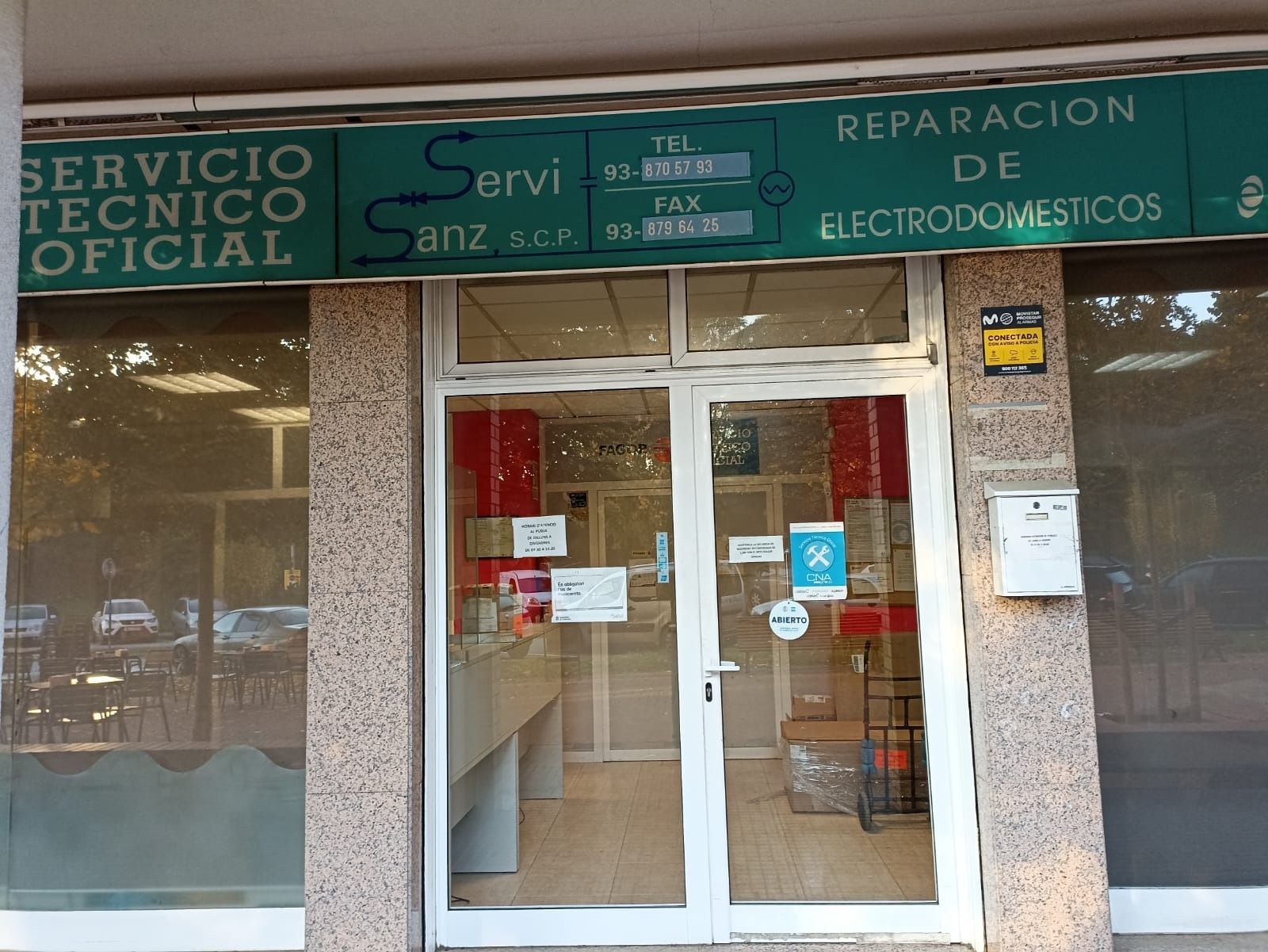 Un escaparate con un cartel que dice servicio técnico oficial