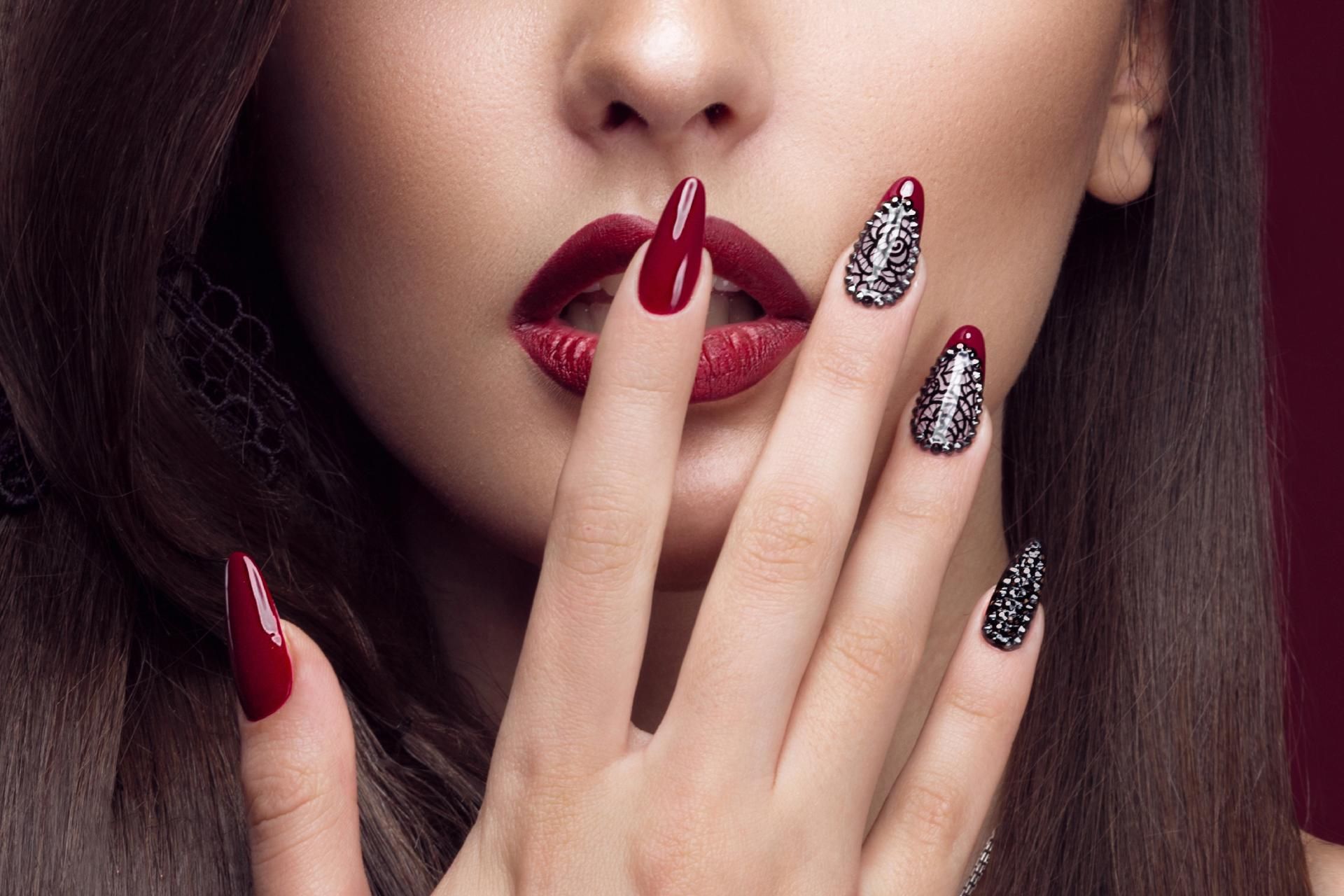 Rote Gelnägel Naildesign Maniküre