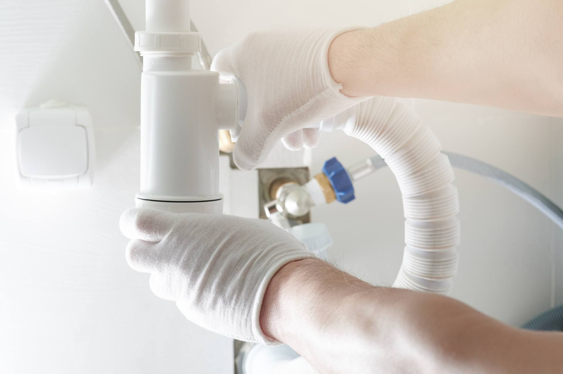 quelqu'un qui répare des tuyaux sous un évier