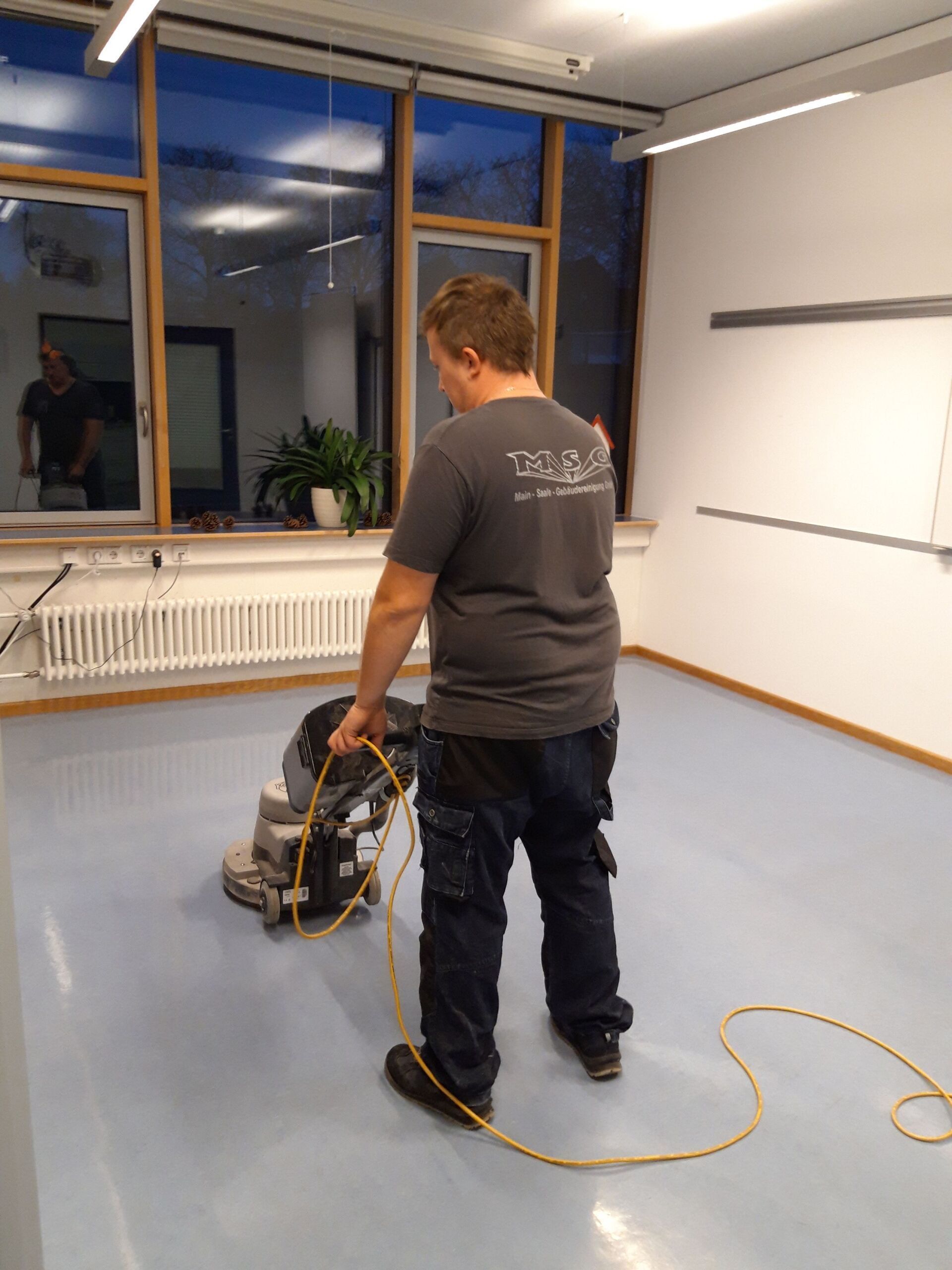 Main-Saale-Gebäudereinigung GmbH Mitarbeiter am Boden reinigen