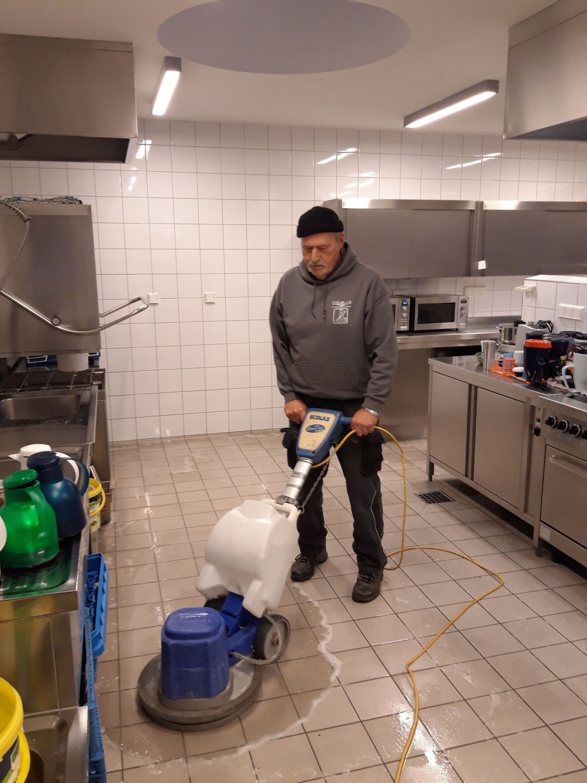 Main-Saale-Gebäudereinigung GmbH Mitarbeiter am Boden reinigen