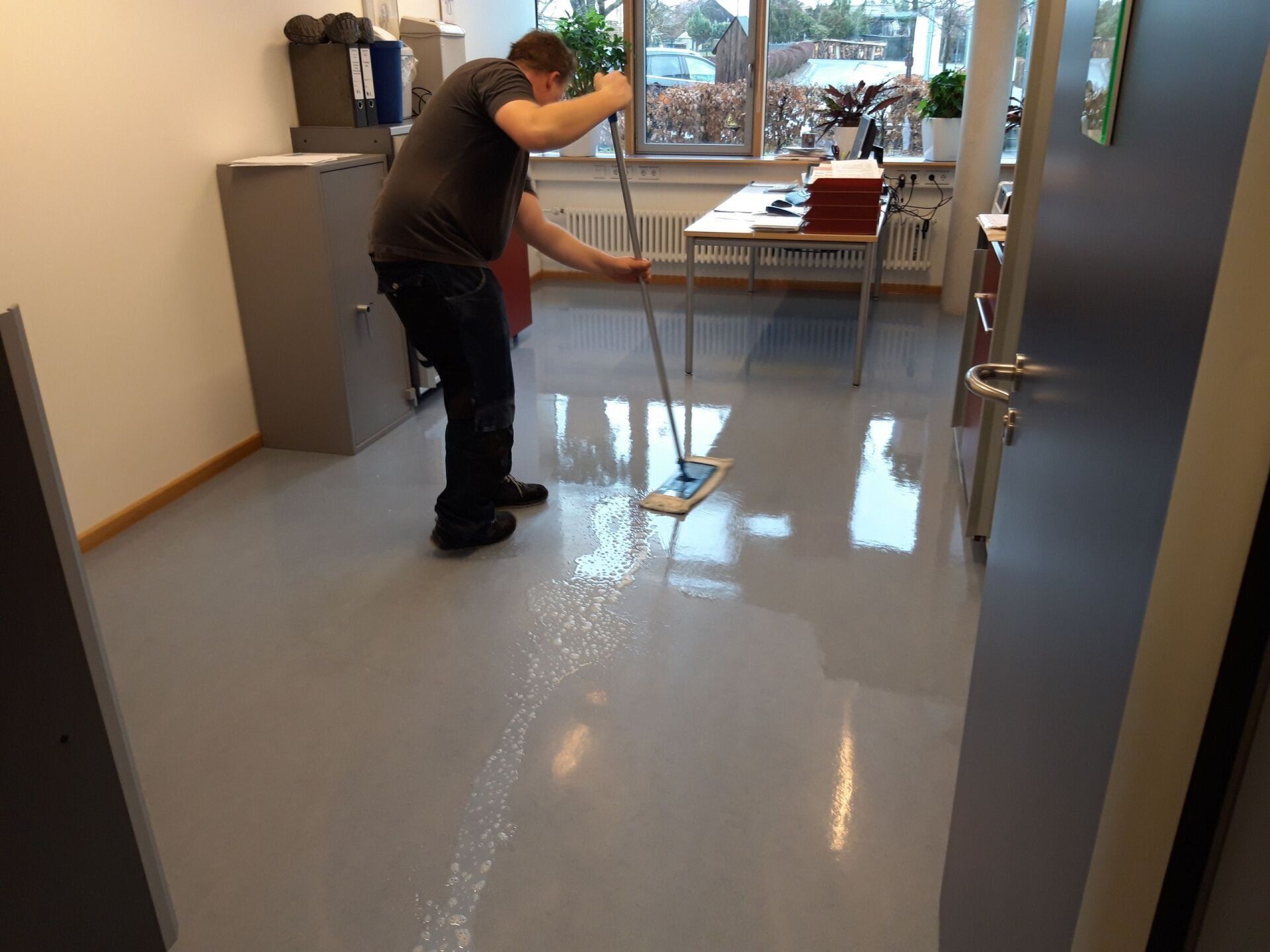 Main-Saale-Gebäudereinigung GmbH Mitarbeiter am Boden reinig