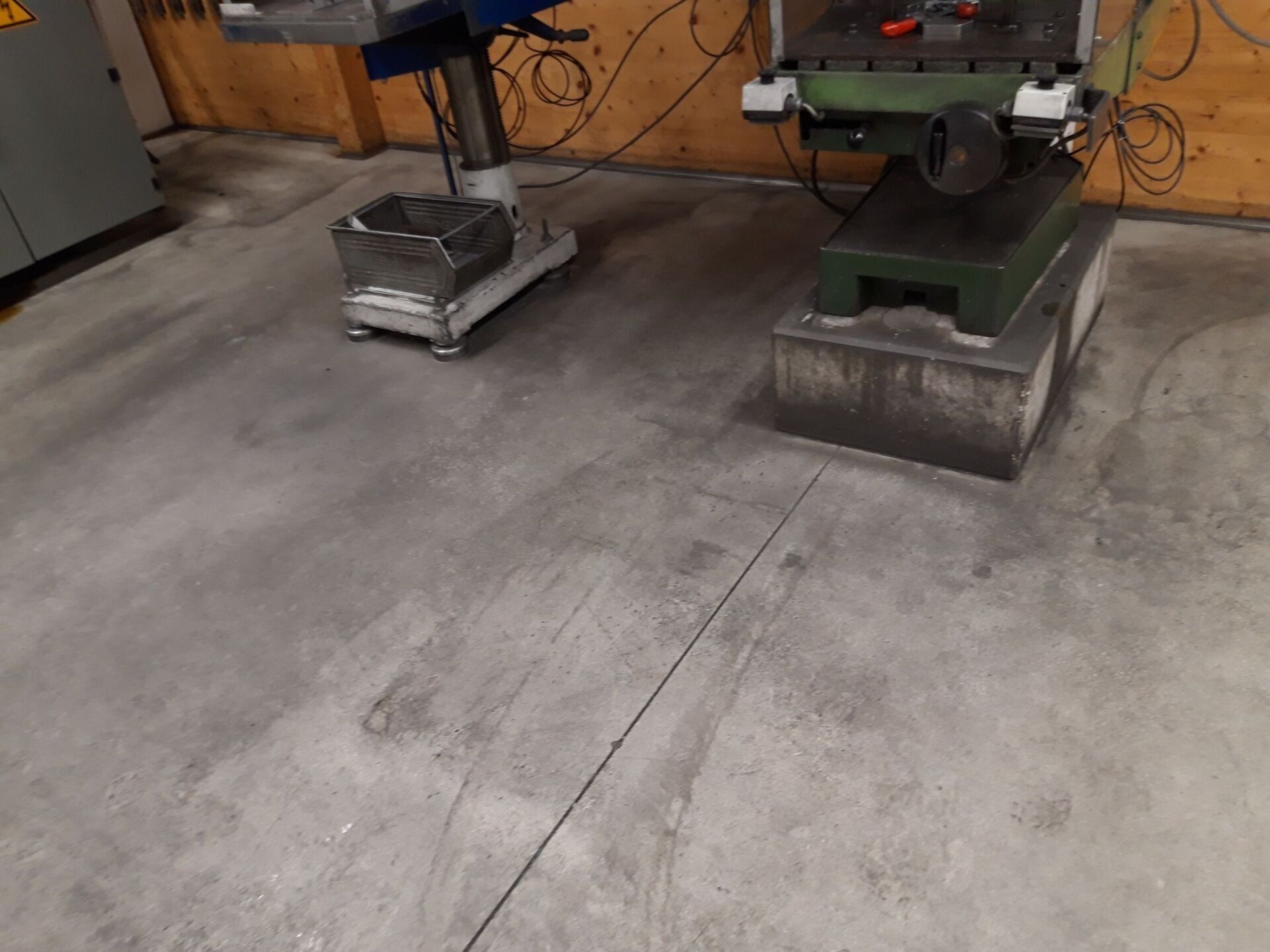 Main-Saale-Gebäudereinigung GmbH Mitarbeiter am Boden reinigen