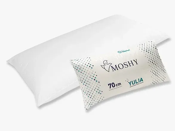 Almohada blanca con un pequeño paquete de almohadas de la marca Moshy en la parte delantera.