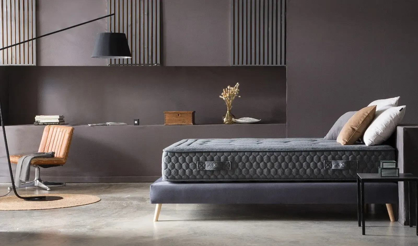 Dormitorio moderno minimalista con una cama gris
