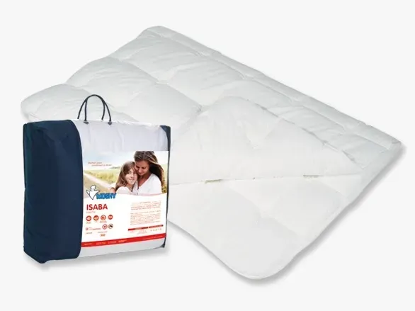 Edredón acolchado blanco con bolsa de transporte y asa azul marino.