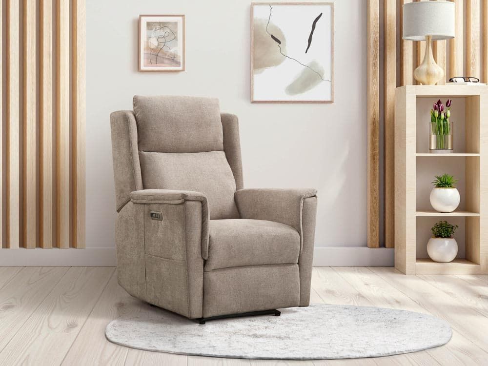 Sillón reclinable beige en una luminosa sala de estar con cuadros en la pared, lámpara, estante y alfombra redonda.