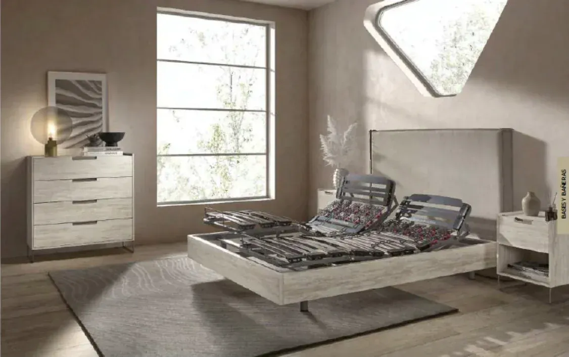 Dormitorio moderno con cama baja, cómoda, ventana y decoración en tonos neutros.