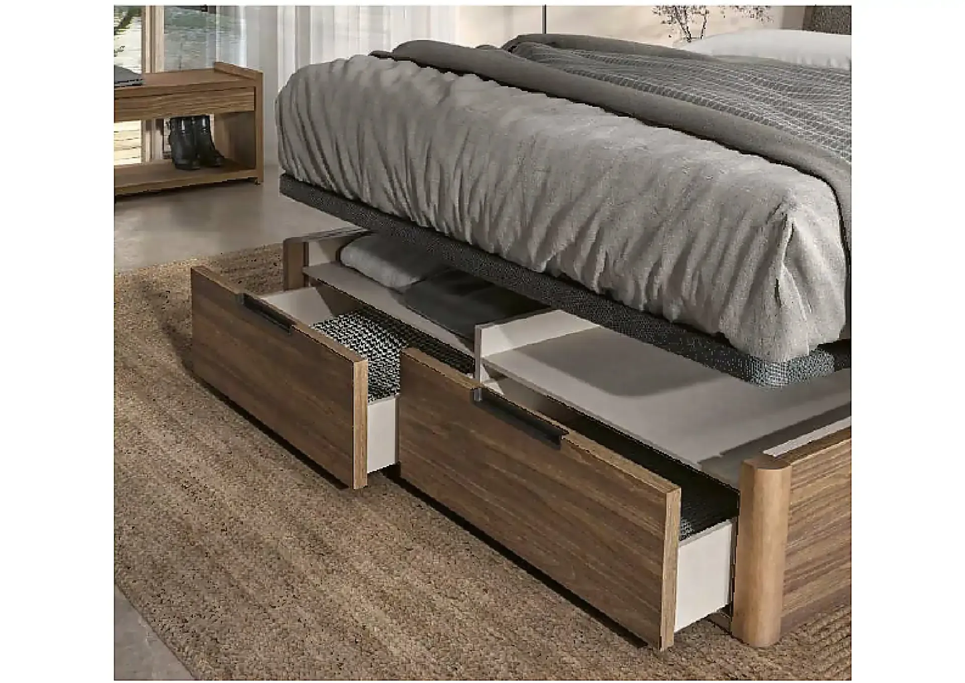 Sofá gris con cajones de almacenamiento de madera integrados en una sala de estar.