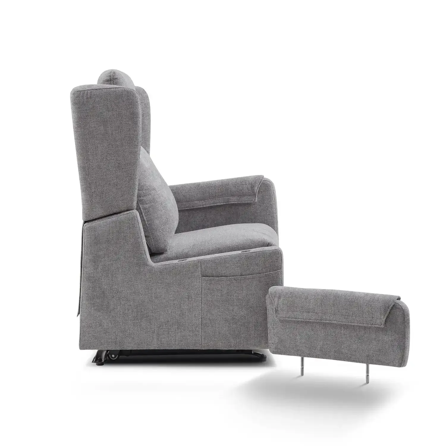 Sillón reclinable tapizado en gris con otomana a juego, vista lateral sobre fondo blanco.