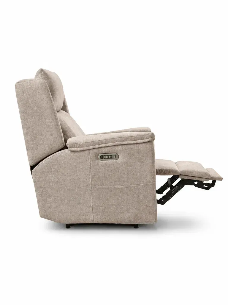 Sillón reclinable beige con reposapiés extendido, vista lateral sobre fondo blanco.