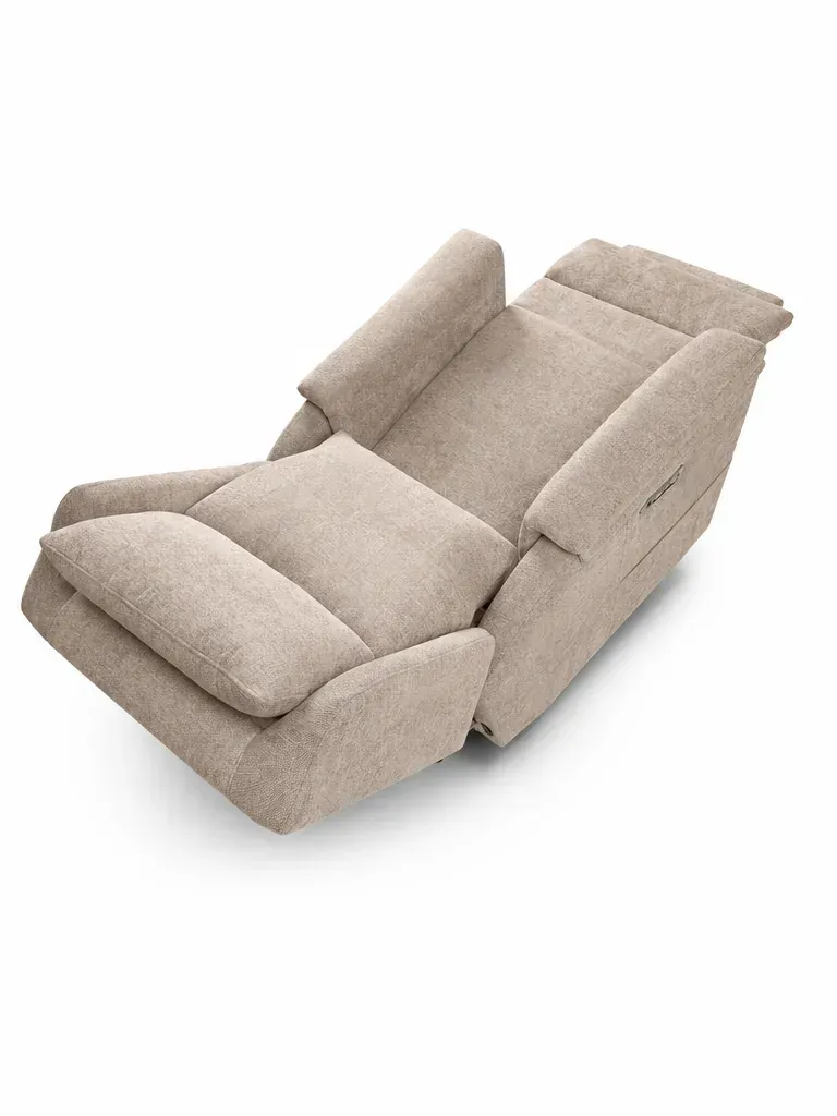 Sillón reclinable beige con reposapiés acolchado, mostrado sobre un fondo blanco.