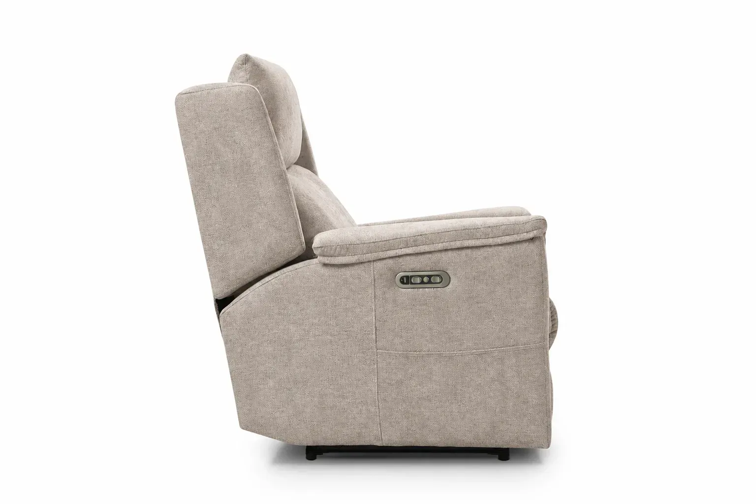Sillón reclinable tapizado en color beige, visto de perfil, con reposabrazos acolchados y respaldo alto.