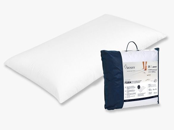 Almohada blanca junto a un relleno de almohada azul marino y blanco empaquetado sobre un fondo blanco.