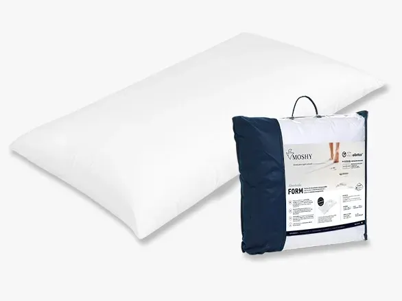 Almohada blanca y relleno de almohada empaquetado con funda azul marino y blanca sobre fondo blanco.