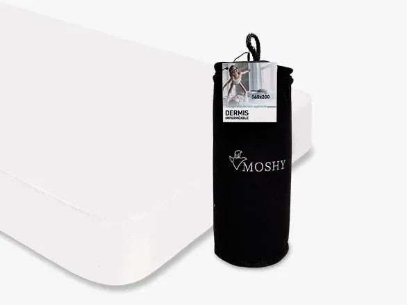 Bolsa negra con cordón de Moshi con etiqueta, junto a una manta o almohada blanca doblada sobre un fondo claro.