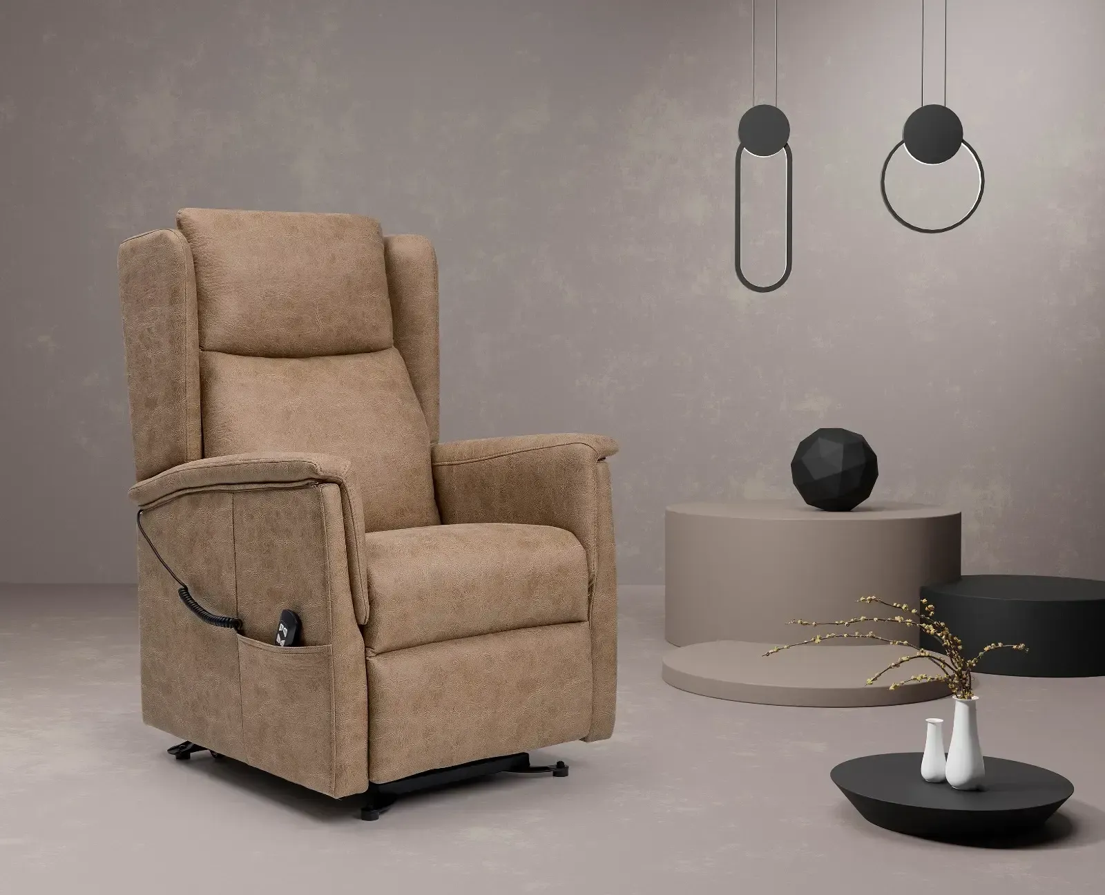 Sillón reclinable beige junto a una mesa auxiliar moderna en una habitación minimalista gris.