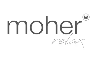 Logotipo de Moher Relax en letra cursiva gris con un pequeño icono circular de un perro encima del texto.
