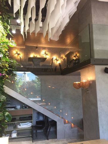 Una escalera en una habitación con barandilla de cristal.