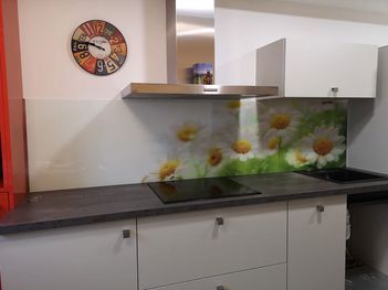 Una cocina con un reloj en la pared encima de la estufa.