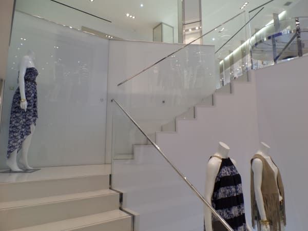 Un maniquí está de pie en unas escaleras en una tienda.