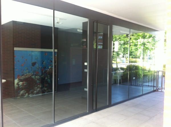 Una pared de cristal con la imagen de una pecera.