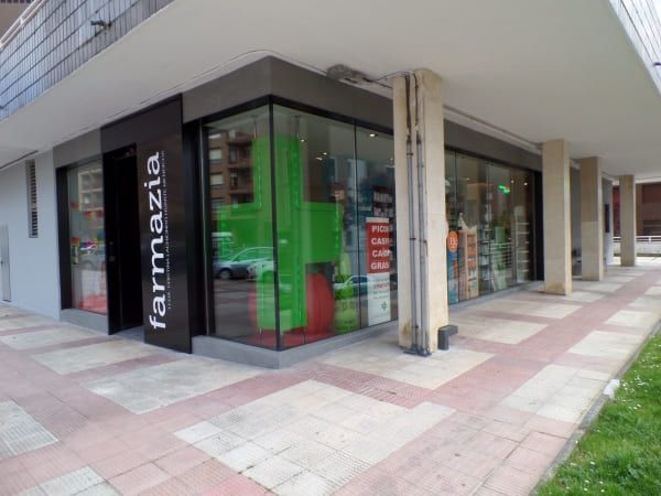 Un escaparate con un cartel que dice farmacia.