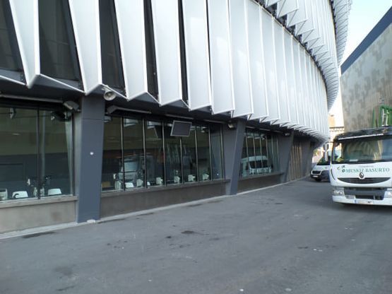 Un camión Renault está estacionado frente a un edificio.