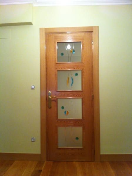 Una puerta de madera con vidrieras en una habitación.