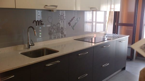 Una cocina con estufa, horno y fregadero.